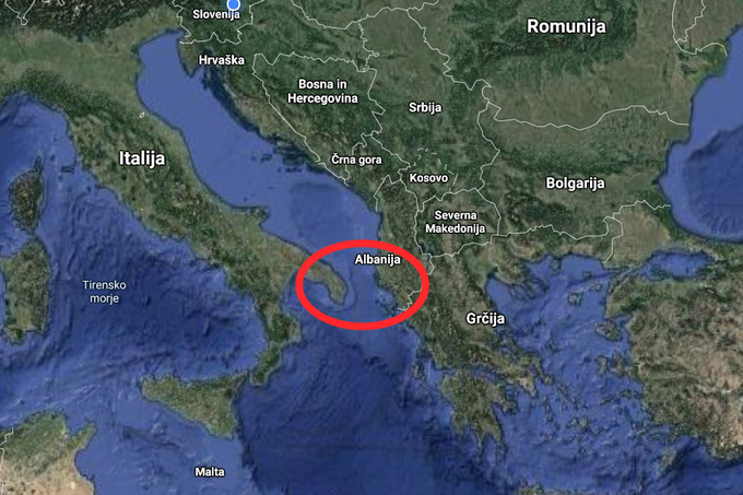 Otrantska vrata so poimenovana po italijanskem mestu Otranto.  | Foto: Matic Tomšič / Google Zemljevidi