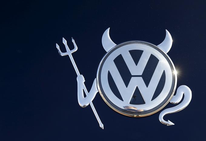 Pri Volkswagnu pravijo, da bodo večino 8,5 milijona evropskih vozil s sporno programsko opremo dizelskega motorja popravili letos, nedoločen obseg lastnikov pa bo na vpoklic zapeljal šele prihodnje leto. | Foto: Reuters