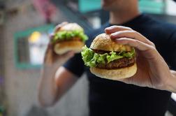 Zakaj je bolje pojesti dva burgerja kot enega s krompirčkom