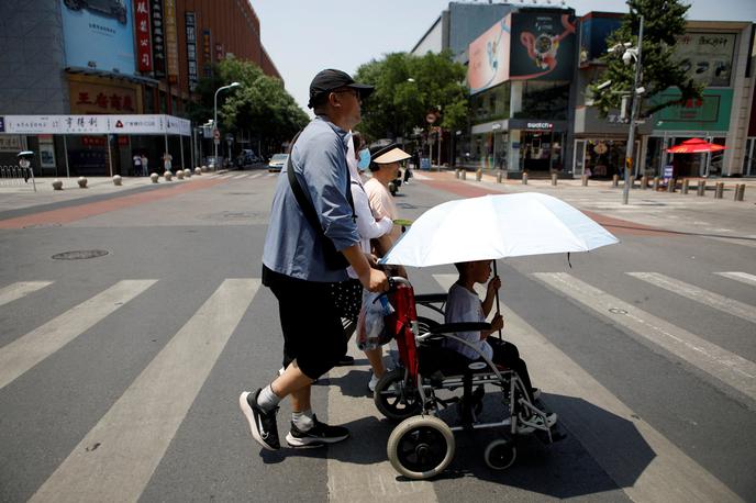 Kitajska, vročina | Temperatura tal je v nekaterih mestih dosegla kar 80 stopinj Celzija. Fotografija je iz kitajskega Pekinga. | Foto Reuters