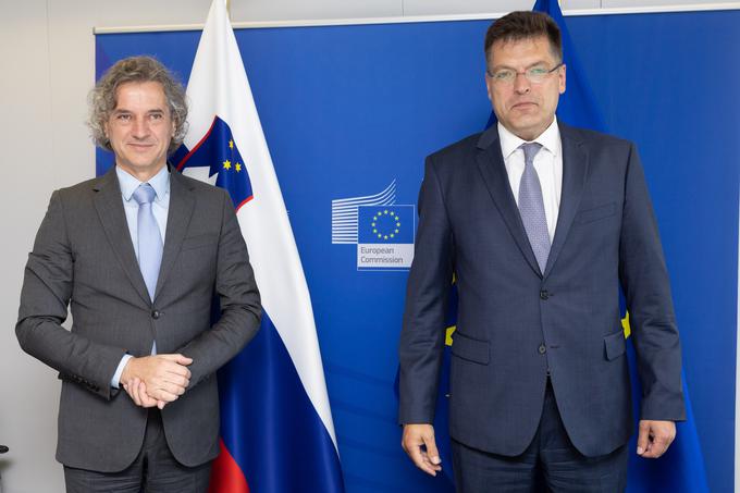 Von der Leynovo na obisku v Sloveniji spremlja evropski komisar za krizno upravljanje Janez Lenarčič (desno). | Foto: Vlada RS