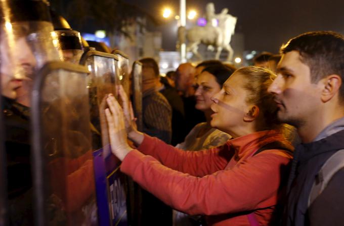 Protestniki zahtevajo odstop predsednika Gjorga Ivanova, zamrznitev predčasnih parlamentarnih volitev in oblikovanje tehnične vlade. | Foto: Reuters