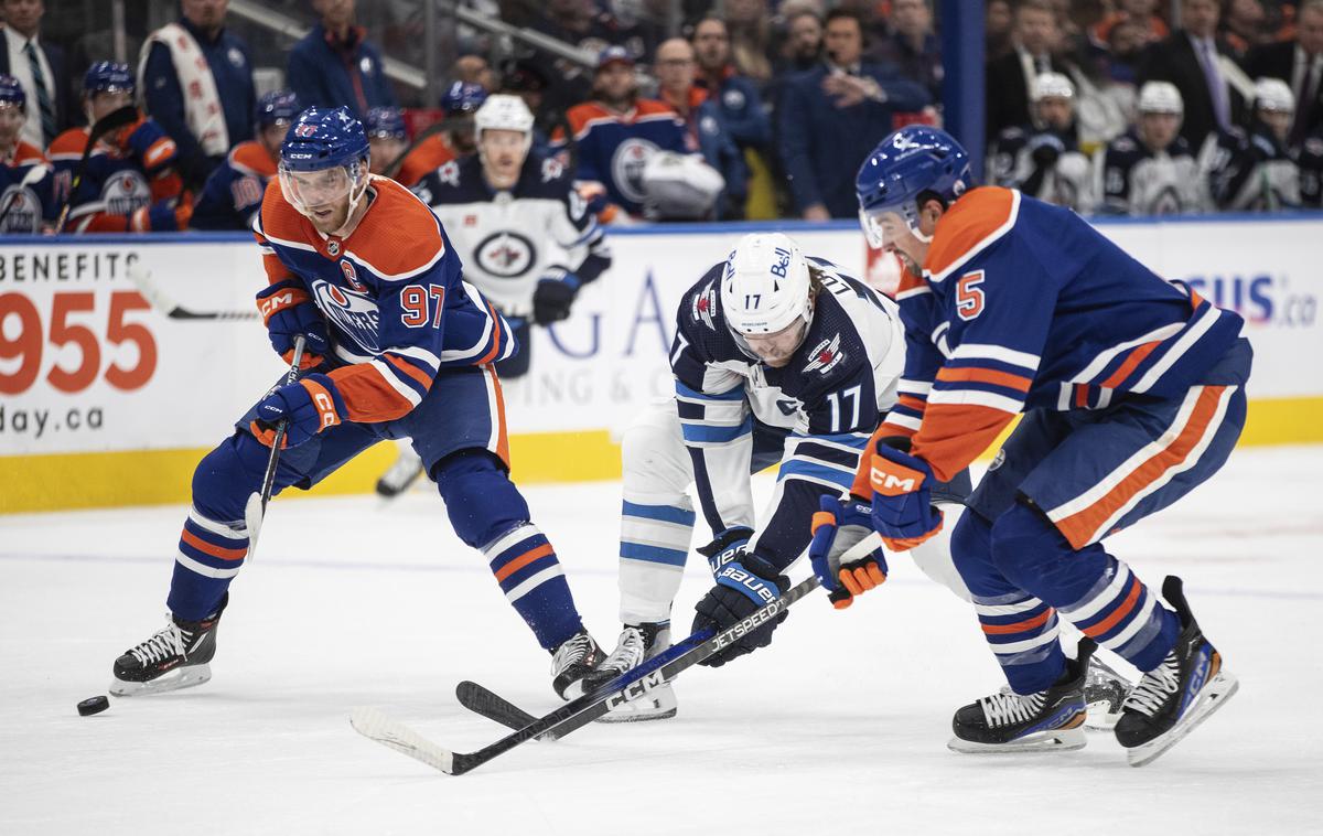 Connor McDavid (levo) | Edmonton Oilers so zaradi poškodbe ostali brez napadalca Connorja McDavida, lanskega najkoristnejšega igralca (MVP) prvenstva NHL. | Foto Guliverimage