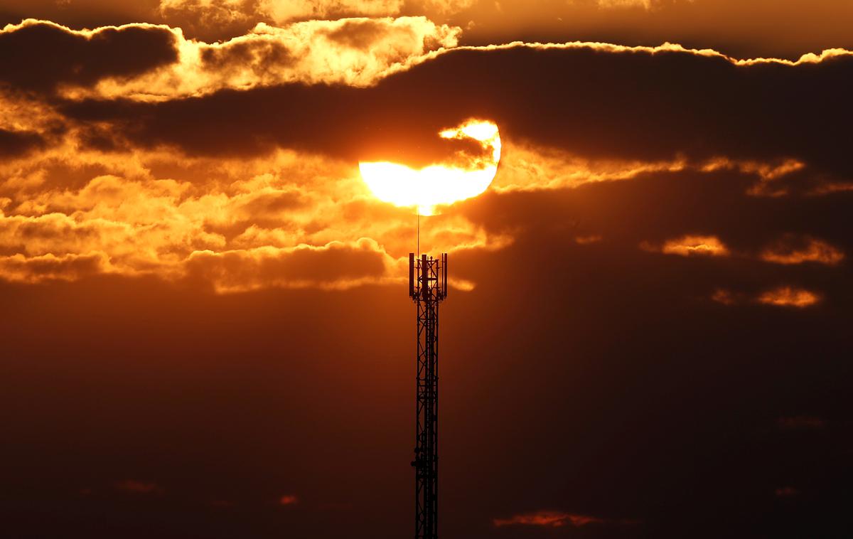 Antena za mobilno telefonijo | Začelo se je v Združenem kraljestvu in se razširilo na več evropskih držav: antenski stolpi postajajo tarče tistih, ki se na krilih teorij zarote odločajo za uničevanje. | Foto Reuters