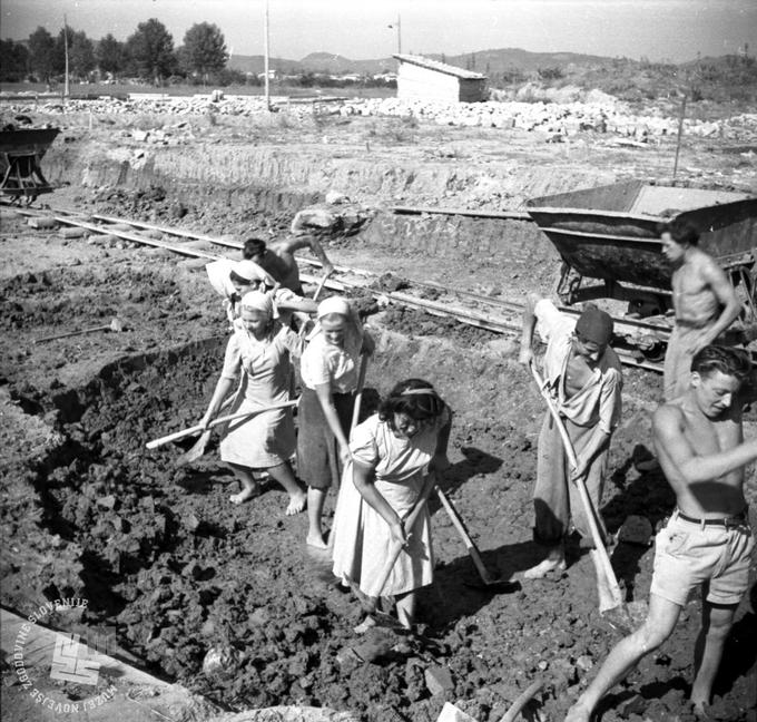 Na gradbišču Nove Gorice, 8. september 1949. | Foto: Foto: Peter Kocjančič, hrani: Muzej novejše zgodovine Slovenije.
