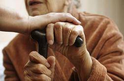 Osamljenost starejših je lahko bolj nevarna od debelosti