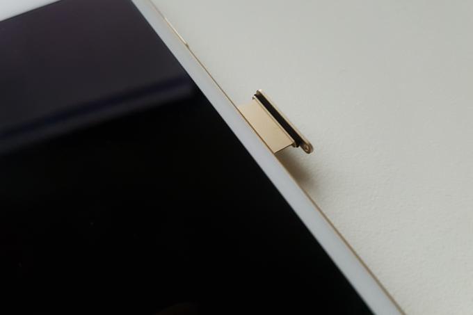 Tudi iPhone 7 Plus je vodoodporen. Ena od lastnosti, ki to izdajajo, je tale gumijasta obloga pladenjčka za kartico nanoSIM, ki jo v telefon vstavimo z desne strani. | Foto: Matic Tomšič