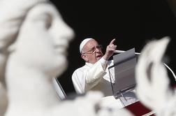 Papež ob novem letu: Vojna iz ljudi dela sužnje