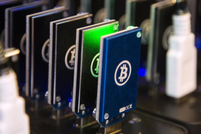 Takole je videti računalniški sistem za rudarjenje bitcoinov. | Foto: Reuters