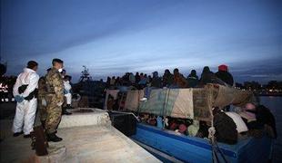 EU glede beguncev poziva k solidarnosti z Malto