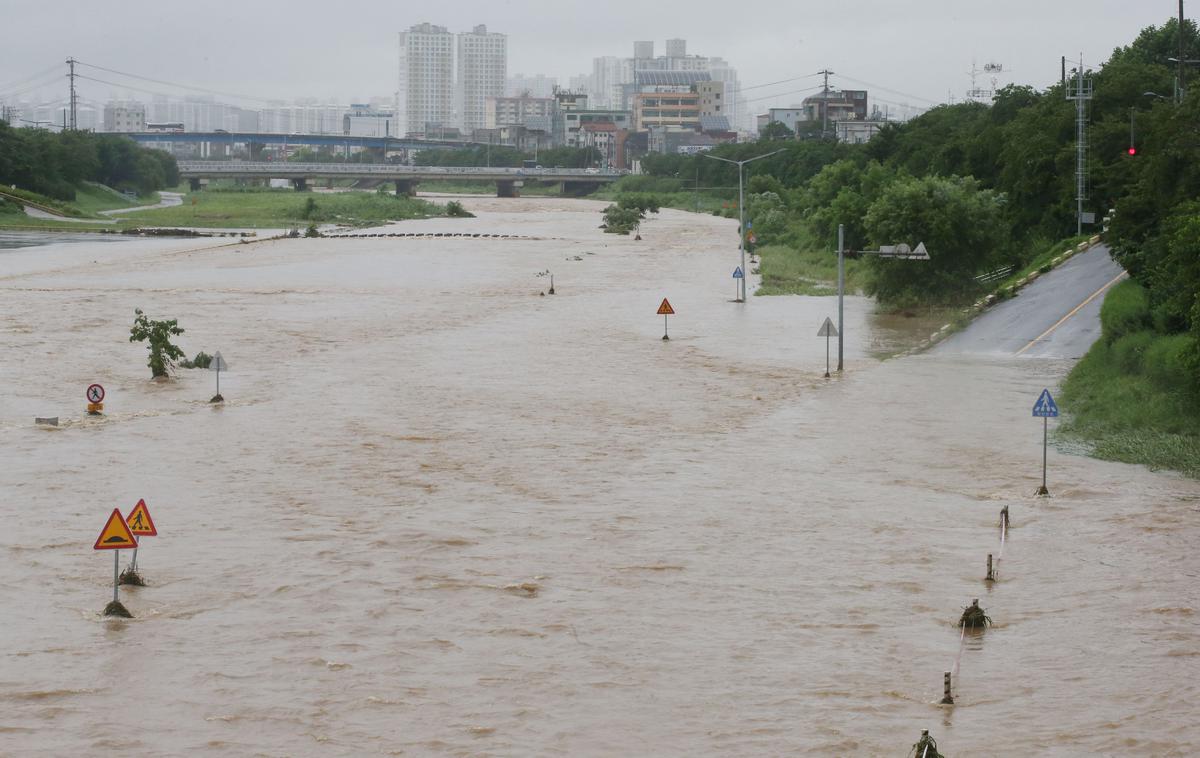 Južna Koreja | V zadnjih treh dneh je močno deževje povzročilo težave v večjem delu Južne Koreje in na Japonskem. | Foto Reuters