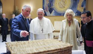 Papež britanskemu kralju podaril kosa križa, na katerem je bil križan Jezus Kristus #video