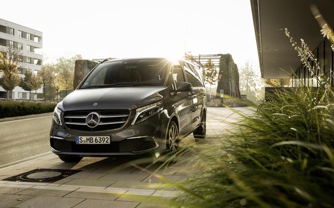 Zaradi prostornosti in štirikolesnega pogona prepriča vse, ki vsakdan preživljajo aktivno. Razkošno udobje cenijo tudi lastniki malih podjetij, ki vozilo uporabljajo tudi za posel. | Foto: Mercedes-Benz AG