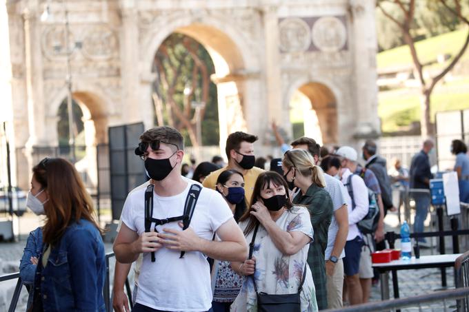 Italija bo še danes uvedla obvezno nošenje mask tudi na prostem. Ljudje bodo tako morali masko čez nos in usta nositi povsod in vseskozi, ko bodo zapustili svoje stanovanje. | Foto: Reuters