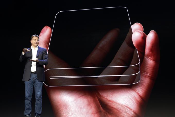 Justin Denison, eden od vodij podružnice Samsunga v ZDA, je pojasnil, da je upogljiv zaslon izjemno tanek ter odporen proti udarcem in morebitnim poškodbam zaradi upogibanja.  | Foto: Reuters
