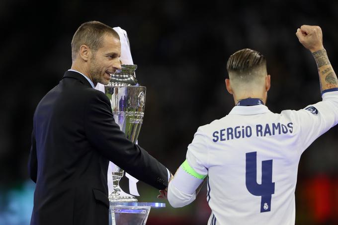 Lani je pokal, namenjen zmagovalcu lige prvakov, izročil kapetanu Reala Sergiu Ramosu. Komu ga bo letos v Kijevu? | Foto: Guliverimage/Getty Images