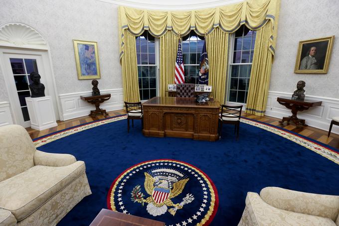Novi ameriški predsednik je takoj poskrbel za drugačno opremo v ovalni pisarni. | Foto: Reuters