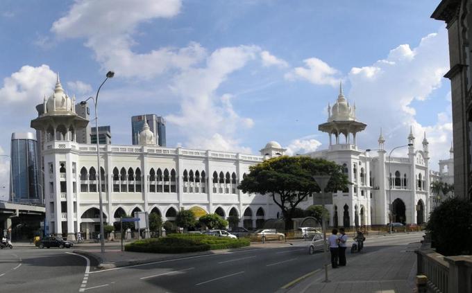 Železniška postaja v glavnem malezijskem mestu je delo britanskega vladnega arhitekta Arthurja Benisona Hubbacka. Odprli so jo leta 1910, anglo-azijska stavba pa z nežnimi fasadnimi ornamenti predstavlja tudi preplet minaretov in paviljonov.  | Foto: Wikipedia