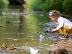 otrok voda reka poletje