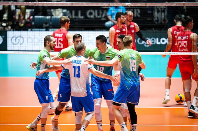 Slovenci so s pomembno zadnjo zmago v Tokiu ušli tekmecem na lestvici, Srbom. | Foto: Volleyball world