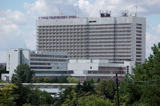 Tako rekoč edini resen kibernetski incident v obdobju epidemije koronavirusa je bil napad, z njim pa posledična ohromitev informacijske infrastrukture univerzitetne klinike v češkem mestu Brno, ki se je zgodil 16. marca. Nekatere kiberkriminalne združbe, predvsem tiste, ki žrtve iščejo z izsiljevalskimi virusi, so se javno zavezale, da v obdobju trajanja epidemije koronavirusa ne bodo napadale objektov in organizacij, ki spadajo pod kritično infrastrukturo. | Foto: Thomas Hilmes/Wikimedia Commons