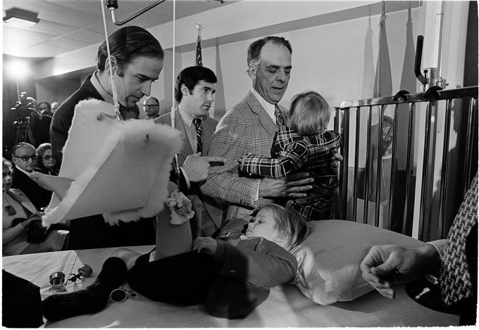 Januarja 1973 je Joe Biden prisegal za senatorja kar v bolnišnici v Wilmingtonu, kjer so zdravili njegova sinova. Joe Biden se pogovarja z Beaujem, ki leži na postelji z zlomljeno nogo, Bidnov tast Robert Hunter pa drži v naročju bratca Hunterja. | Foto: Guliverimage/Vladimir Fedorenko