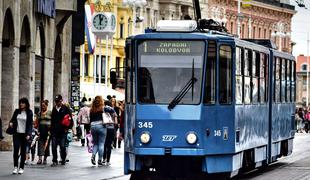 Nove podrobnosti: moškega na tramvaju zabodli z ostrmi predmetom, storilec na begu