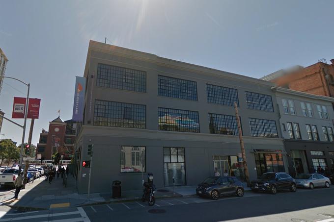 Leta 2008 ustanovljeno podjetje Cloudflare deluje kot posrednik in varuh za promet več milijonov spletnih strani. V svojem omrežju vsak mesec prejmejo več kot deset bilijonov (deset tisoč milijard) zahtevkov za izmenjavo podatkov, ki pa jih je treba tudi ustrezno zaščititi. Pri tem ima pomembno vlogo igra stena iz naslova, ki stoji v tej zgradbi, na sedežu podjetja Cloudflare v ameriški metropoli San Francisco.  | Foto: Google Street View