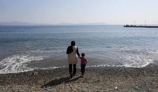 Grške otoke preplavljajo begunci