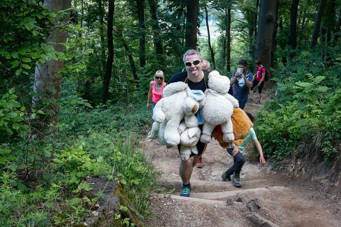 Na zadnjih skupinskih pripravah na 12. dm tek za ženske se je Deželah na Šmarno goro povzpel z goro plišastih igrač v naročju. | Foto: Anže Malovrh