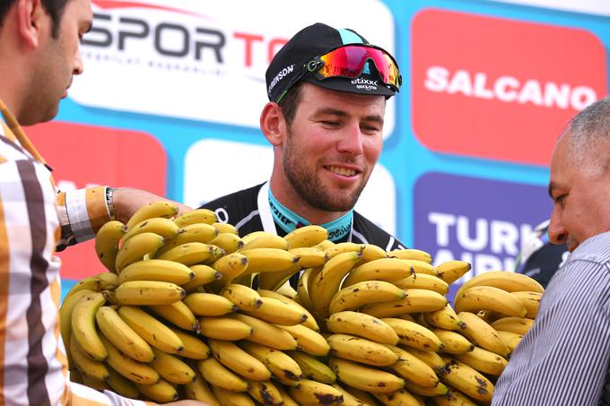 Mark Cavendish si je po 146 kilometrih in prvem mestu na Dirki po Turčiji prislužil zajeten zalogaj banan. | Foto: Getty Images