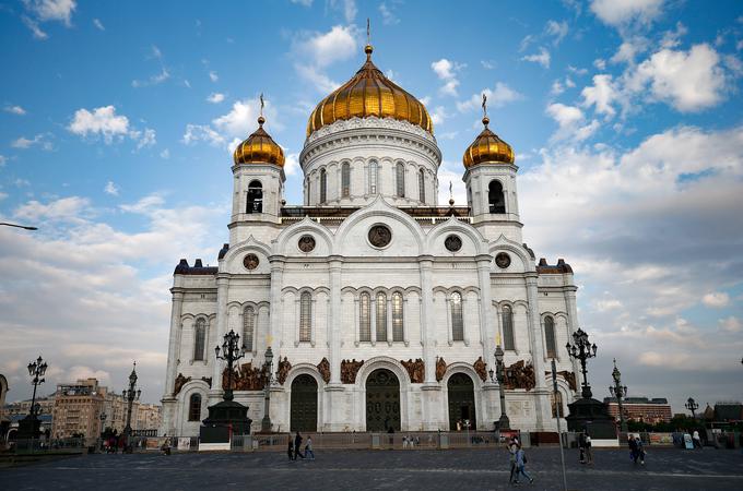 Zgodba moskovske stolnice Kristusa Odrešenika nam prikaže spreminjajoči se odnos med Cerkvijo in oblastjo v Rusiji. Cerkev so po štirih desetletjih gradnje dokončali leta 1882. Postavljena je bila v spomin na umik cesarja Napoleona iz Moskve leta 1812. Gradnja stolnice je bila projekt več ruskih carjev zapovrstjo, zamisel za gradnjo pa se je že leta 1812 porodila takratnemu carju Aleksandru I. Leta 1917 je v Rusiji izbruhnila najprej februarska revolucija, ki je strmoglavila carsko oblast, nekaj mesecev pozneje pa je še boljševiška oktobrska revolucija. Leta 1924 je Stalin načrtoval rušenje stolnice, namesto katere bi zgradili orjaško Palačo Sovjetov. Stolnico so porušili leta 1931, a Palače Sovjetov na koncu niso zgradili. Novo stolnico Kristusa Odrešenika so zgradili med letoma 1995 in 2000.  | Foto: Guliverimage/Vladimir Fedorenko
