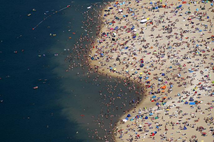 Plaža, gneča, gužva | Pogosto se zgodi, da je bila sanjska plaža na promocijski fotografiji najverjetneje posneta zunaj turistične sezone, med katero je v resnici videti takole.  | Foto Reuters