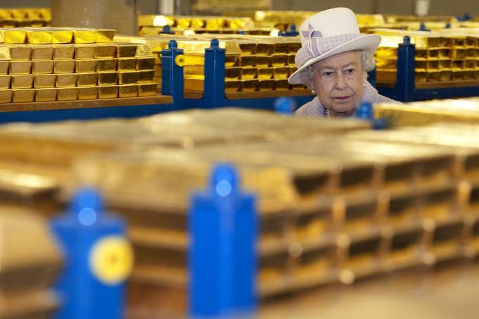 Britanska kraljica Elizabeta II. na obisku v trezorju banke Bank of England, ki leži nekje v podzemlju britanske prestolnice London. Kje, vedo samo izbranci. V trezorju je petina vseh svetovnih zalog zlata oziroma okrog 234 milijard evrov (ob štetju pred približno enim letom) v zlatu. Kdor želi odpreti trezor, potrebuje nekaj ključev, ki so dolgi skoraj en meter.  | Foto: Reuters