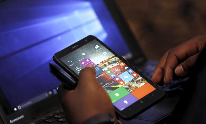Pametni telefon z operacijskim sistemom Windows 10 Mobile.  | Foto: Reuters