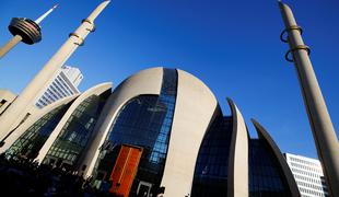 Erdogan v Kölnu odprl eno od največjih mošej, ki sprejme več tisoč vernikov