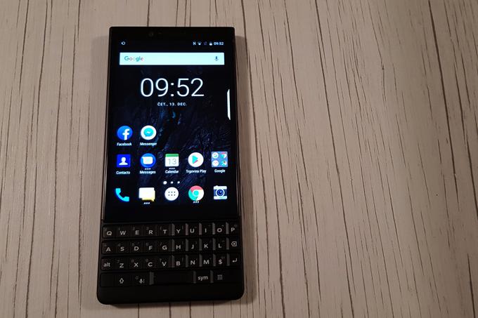 BlackBerry Key2 ima privzeto naložen operacijski sistem Android 8.1. Kmalu bo na voljo nadgradnja na Android 9, BlackBerry pa obljublja tudi, da bo pametni telefon ostal aktualen tudi z naslednjo, deseto generacijo Androida, ki prihaja leta 2019, to bo Android Q. Uporabniški vmesnik BB Key2 je sicer videti kot klasični Androidov, je pa res, da je na pametnem telefonu že spočetka naloženih precej BlackBerryjevih licenčnih aplikacij.  | Foto: Matic Tomšič