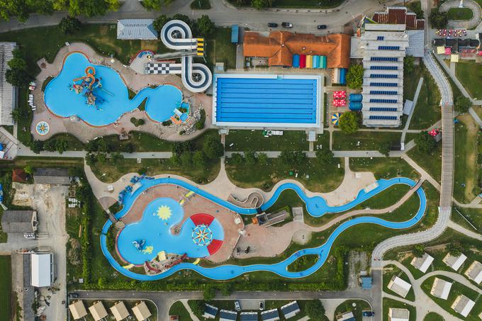 Razkošje bazenov s termalno vodo in vodnimi atrakcijami vas pričakuje v slovenskih termah in zdraviliščih. | Foto: Tent Film | Foto: 