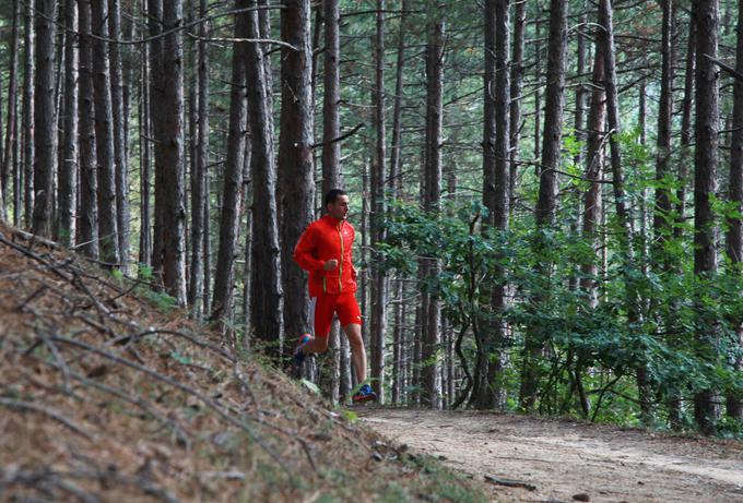 Kosovski tekač na 800 metrov Musa Hajdari se je na trening odpravil v bližnji gozd. | Foto: 