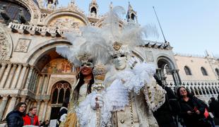 V Benetkah začetek karnevala privabil na tisoče obiskovalcev #foto