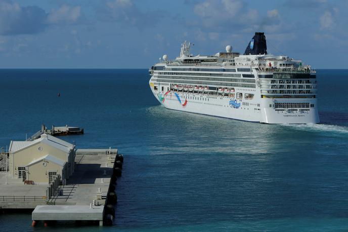 Križarka Norwegian Dawn | Zaradi domnevnega izbruha kolere je na ladji ob vzhodnoafriškem otoku Mavricij obtičalo več kot tri tisoč ljudi. | Foto Reuters