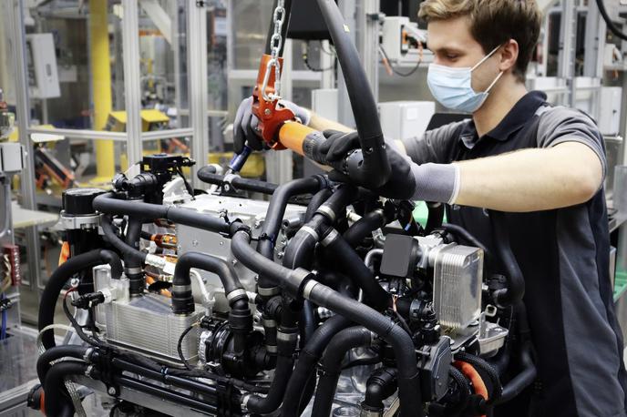 Mercedes-Benz | Mercedes bo z razvojnim centrom v Berlinu pomagal delavcem pri prekvalificiranju – tako bodo lahko obdržali del zaposlenih ob prehodu na popolno električno modelno paleto. | Foto Mercedes-Benz