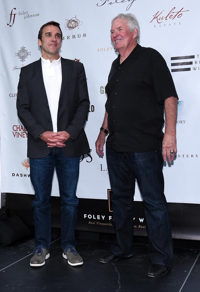 George McPhee (levo) je generalni direktor novinca v ligi NHL Las Vegasa, ki se bo največji klubski sceni pridružil v sezoni 2017/18. McPhee je v svojem prvem letu direktovanja pri Washington Capitals dočakal finale lige NHL. Bill Foley (desno) je lastnik nove franšize. | Foto: Guliverimage/Getty Images