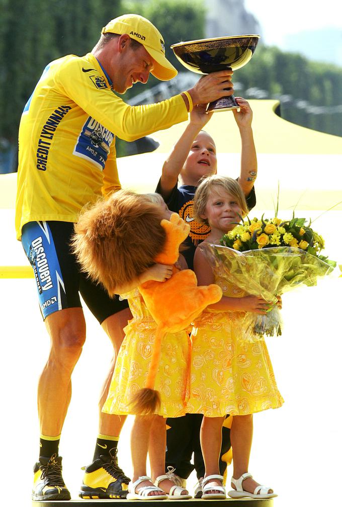 Rekordno število zmag na Dirki po Franciji je Lancea Armstronga postavilo na piedestal kolesarstva. Pozneje se je izkazalo, da je uspehe dosegal s pomočjo prepovedanih sredstev. (Na fotografiji: z družino na Elizejskih poljanah leta 2005). | Foto: Reuters