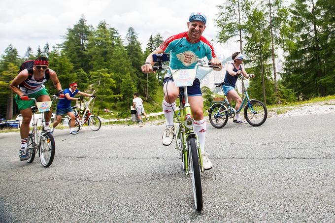 Med znanimi Slovenci na ponyju smo srečali tudi nekdanjega alpskega smučarja Reneja Mlekuža. Povedal je, da že dolgo, dolgo časa ni sedel na kolesu, v karavani pa je štartal povsem iz ozadja. "Kaj je najbolj zahtevno? Morda to, da tisti, ki smo bolj trmaste sorte, kljub naporom ne želimo stopiti s kolesa. Smo zborbali, nekaj še imamo v sebi. Nazadnje sem bil na kolesu leta 2004 na kondicijskih pripravah." Mlekuž je vozil na izposojenem novem kolesu pony (Družba Gor kolesa je omogočila najem ponyjev), saj je svojega med vratolomnim skokom v mladosti polomil.  | Foto: Grega Valančič/Sportida