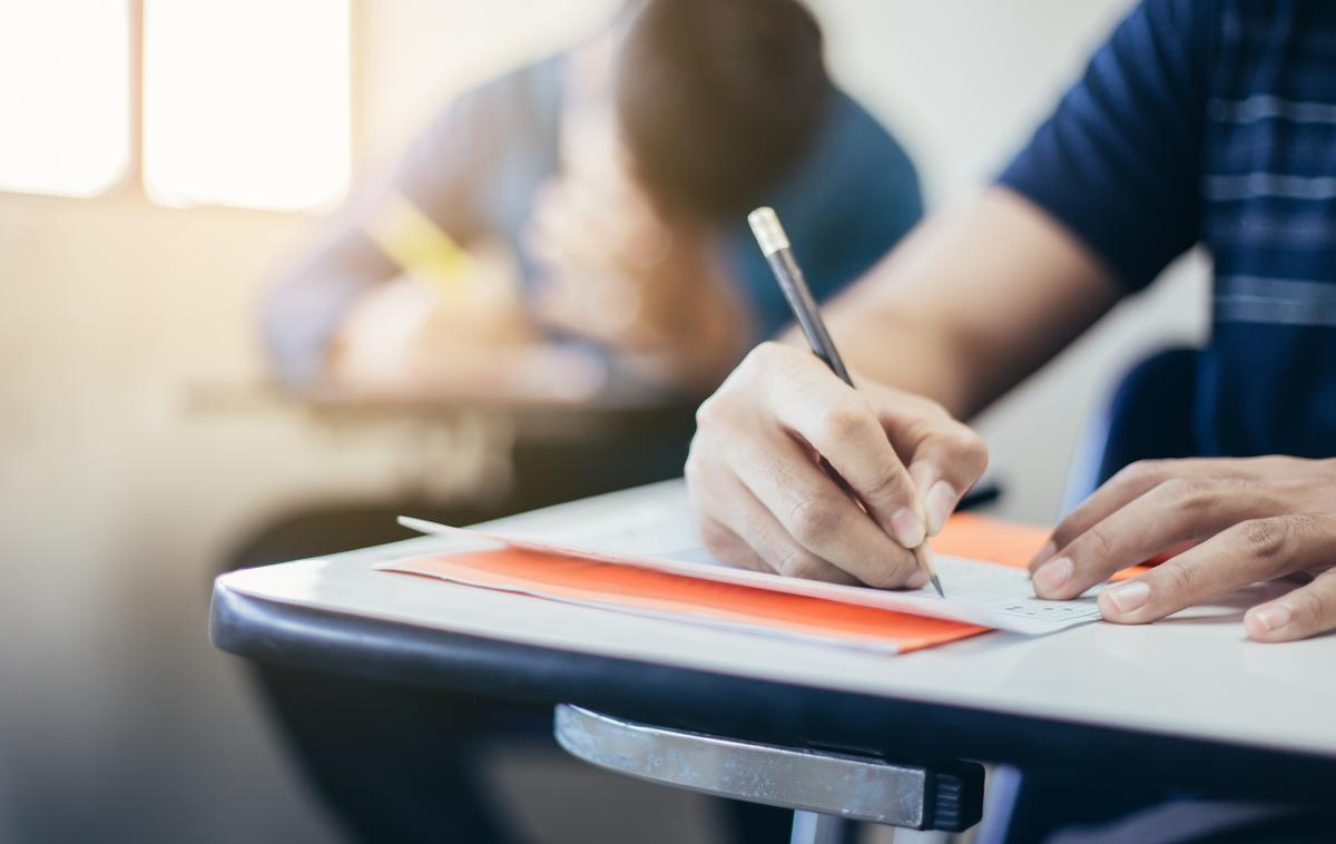 Šola, pisanje, učenci, test | Predlog novele zakona o osnovni šoli sicer predvideva obvezni tuji jezik za prvošolce. Poleg tega predvideva NPZ za tretješolce in določa, da je uspeh na NPZ v devetem razredu lahko eno od meril pri vpisu na srednje šole v primeru omejitev vpisa na srednješolskih programih. | Foto Shutterstock