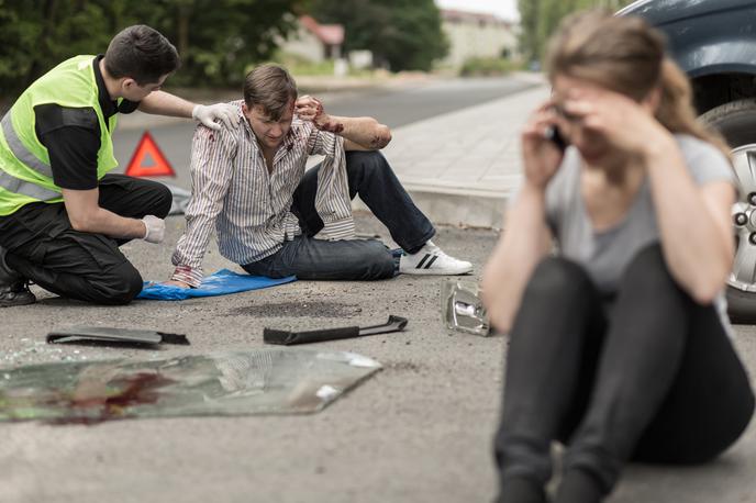 Prometna nesreča | V Sloveniji po statističnih podatkih le 2,7 osebe od desetih pristopi k ponesrečencu in mu nudi prvo pomoč.
