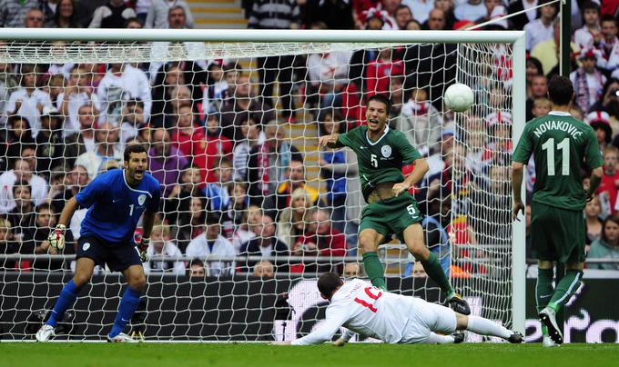 Cesar se je prvič srečal z Rooneyjem leta 2009 na prijateljski tekmi na Wembleyju. Zvezdnik Manchester Uniteda ga je poškodoval, sodnik pa je ocenil, da je Ljubljančan storil prekršek za najstrožjo kazen ... | Foto: Reuters