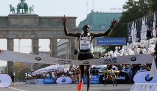 Svetovni rekord v maratonu po novem znaša 2;02:57! (foto)