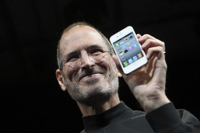iPhone 4 je bil zadnji pametni telefon, ki ga je na Applovem velikem odru še predstavil Steve Jobs.  | Foto: Reuters